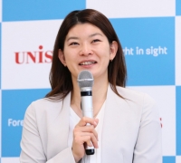 Ayaka Takahashi Gantung Raket